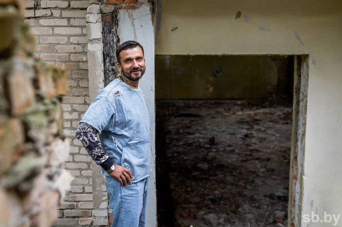 Гомельчанин купил в деревне заброшенное общественное здание, чтобы построить из его материалов дом