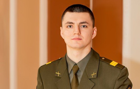 Рискуя жизнью, сержант артиллерии Алексей Кушнер вытащил из огня двух человек. Познакомились с героем