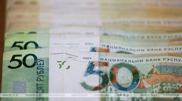 Средняя зарплата в Беларуси в июне составила 2270 рубля