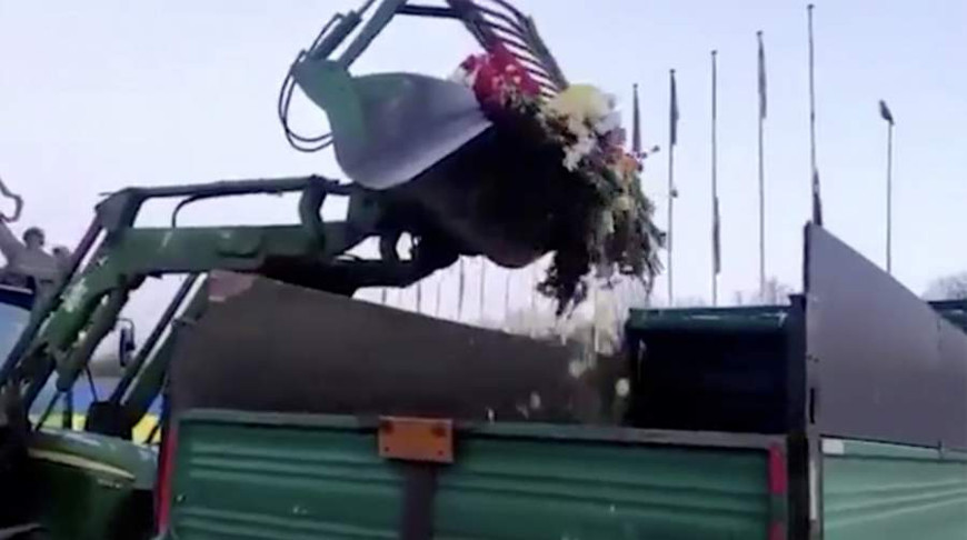 В Риге трактором убрали цветы, возложенные 9 мая к памятнику советским воинам
