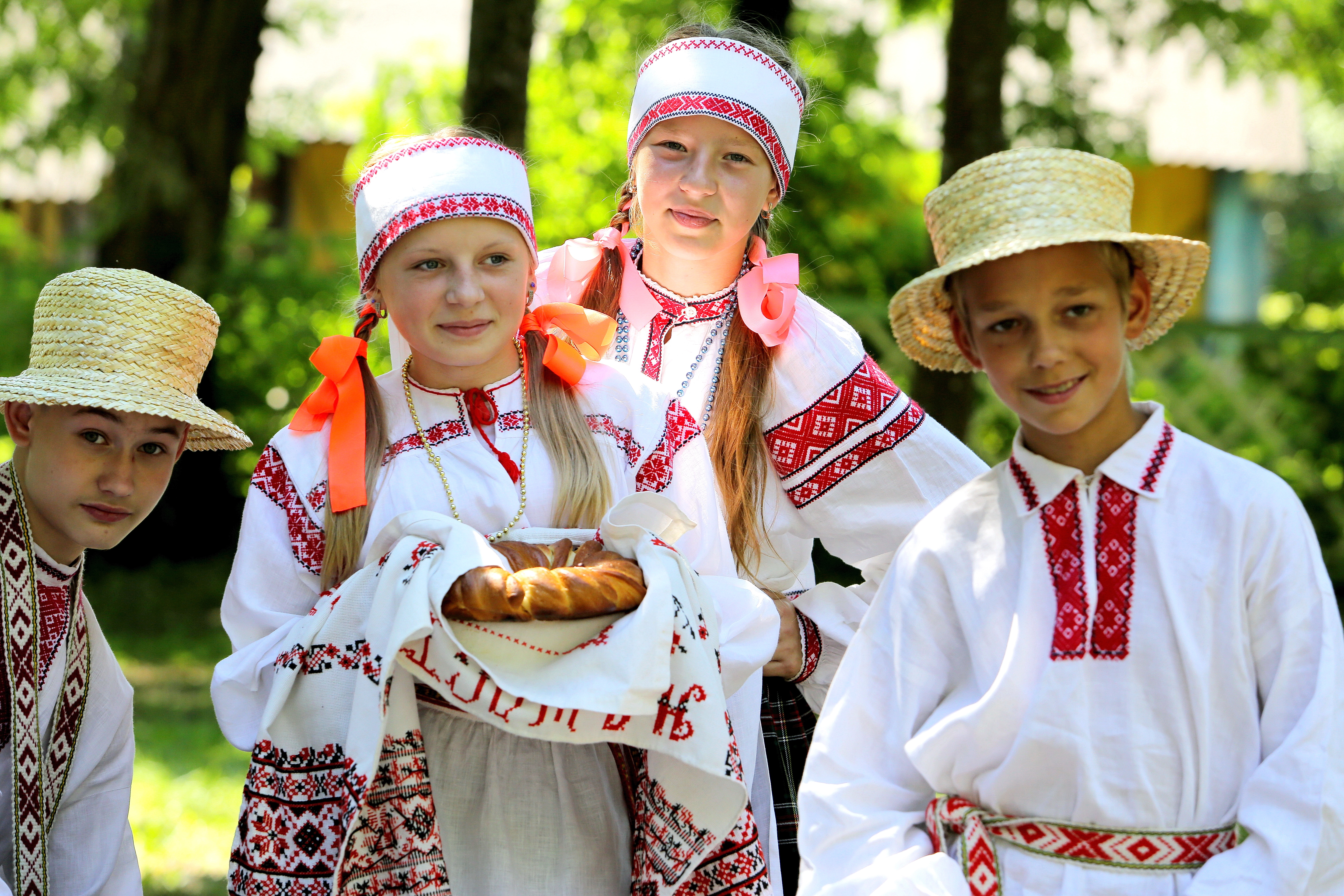 Дети в национальных костюмах