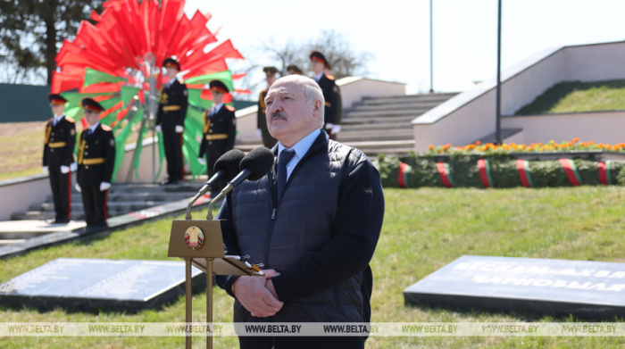 Лукашенко: ввели безвиз для Литвы и Латвии, так они своих людей в Беларусь не выпускают