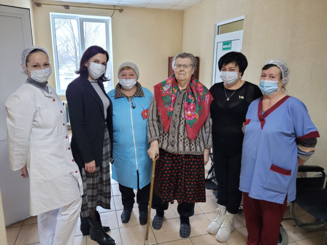 Сенатор Алла Смоляк посетила больницу сестринского ухода в Бывальках Лоевского района