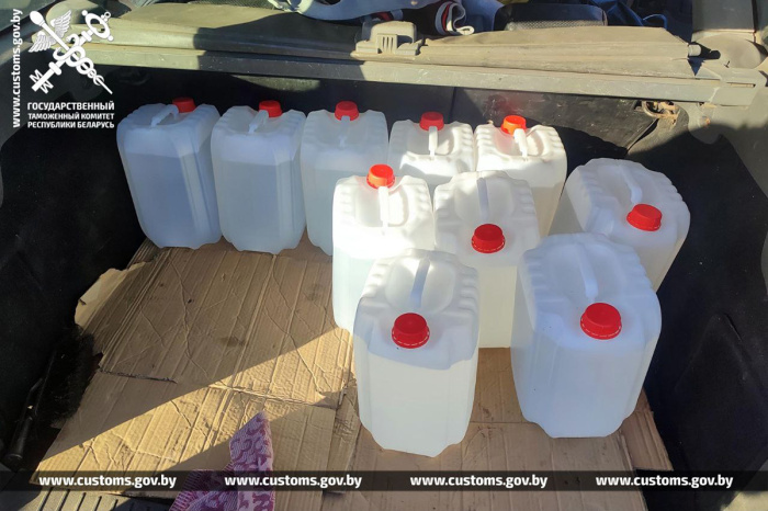 Гомельские таможенники установили факты незаконной транспортировки более 500 литров спиртосодержащей жидкости