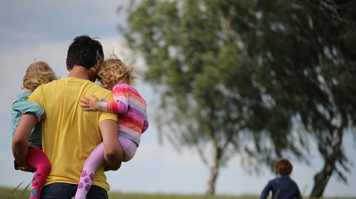 В Беларуси установлено ограничение разницы в возрасте между отцом и ребенком при усыновлении
