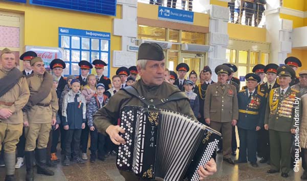 На вокзале в Жлобине ко Дню Победы организовали флешмоб: более 300 человек исполнили песню «Катюша» (видео)