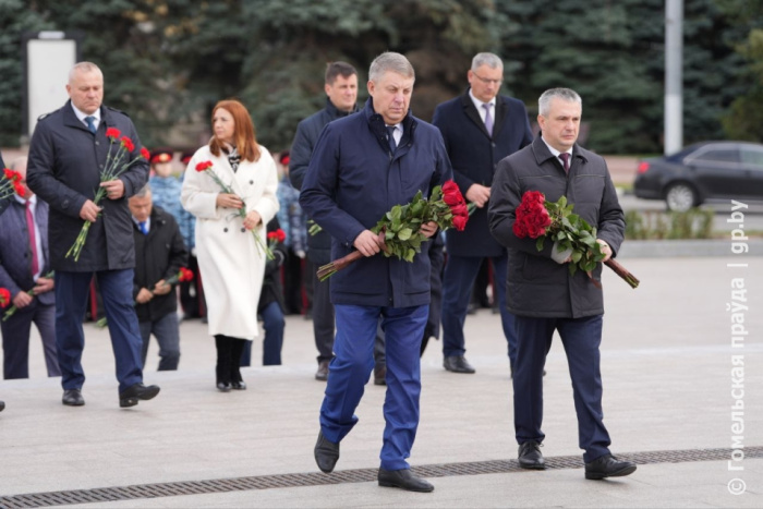 Общая память, общие корни: Александр Богомаз и Иван Крупко возложили цветы на площади Партизан в Брянске