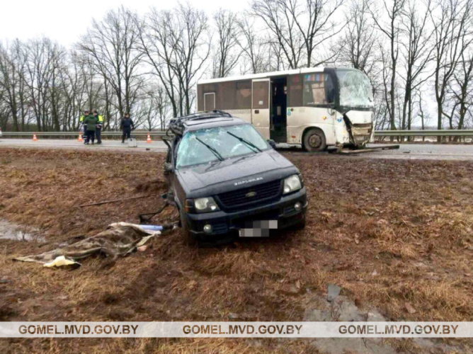 В Рогачеве легковушка выехала на встречную полосу и врезалась в рейсовый автобус. Один человек погиб, пять – в больнице