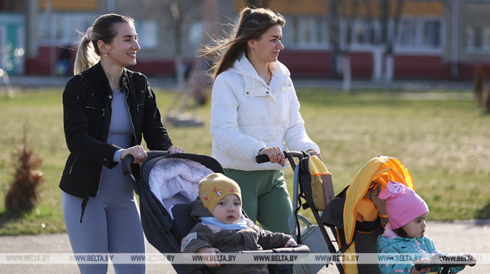 В отпуске по уходу за ребенком находятся более 225 тыс. белорусов