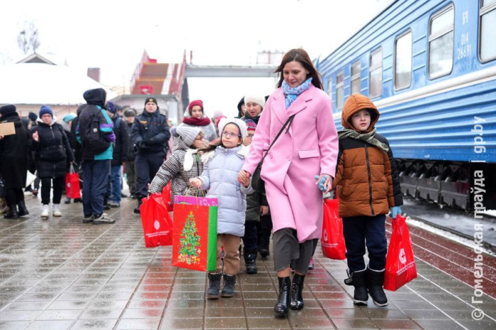 На Гомельском железнодорожном вокзале проводили детей из Донбасса, которые возвращаются домой после оздоровления в Беларуси