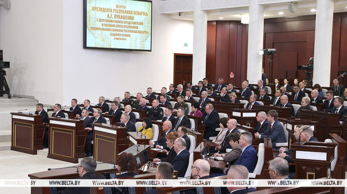Президент Беларуси ждет от новых парламентариев активности и жесткого отпора оппонентам