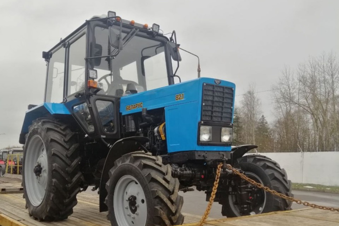 Учащиеся Гомельского государственного аграрно-промышленного колледжа получили в подарок новенький  трактор «Беларус-82.1»