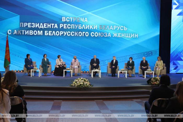 Лукашенко: если бы в Беларуси была женская партия, ей бы не было равных