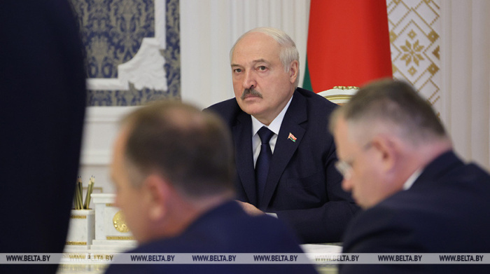 Лукашенко - чиновникам: сами без зарплаты сидите, но с крестьянами рассчитайтесь