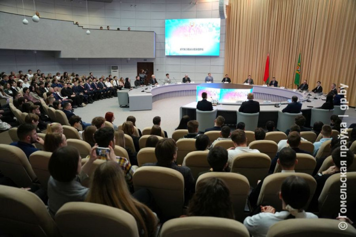 «Как вы относитесь к молодым кандидатам в депутаты?»: губернатор Иван Крупко встретился со студентами Гомельщины