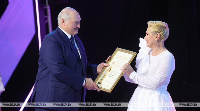 Лукашенко вручил Спиридович специальную награду "Через искусство - к миру и взаимопониманию"