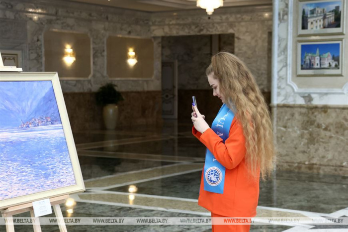 Трилогию детских стихов, рисунков и размышлений о мире в Беларуси передали в подарок Президенту