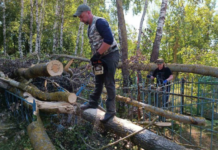Ликвидировать последствия урагана жлобинчанам помогают поисковики из России