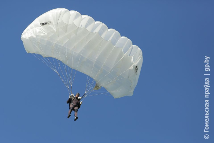 Сезон прыжков с парашютами открыл сегодня центр авиационно-технических видов спорта Гомеля