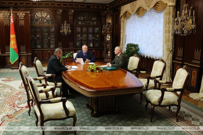 У белорусских охотников появились свои "G7 и G5". Первый почетный знак вручили Лукашенко