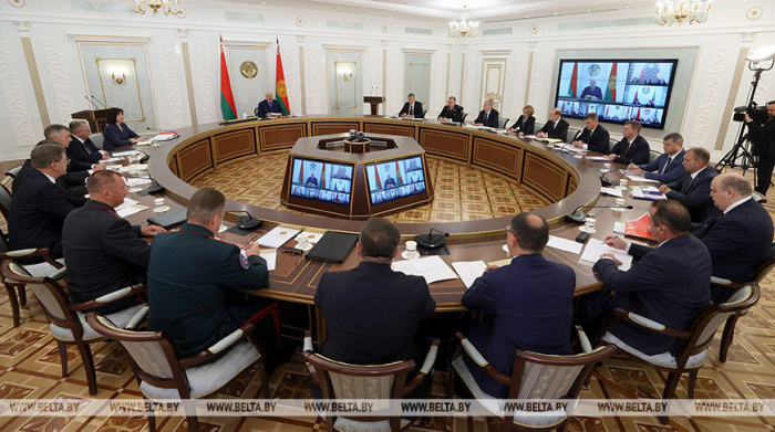 Александр Лукашенко - чиновникам: мы сдаем экзамен белорусскому народу