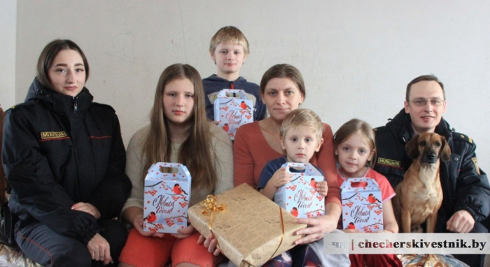 С новогодними подарками сотрудники Чечерского РОВД посетили многодетную семью