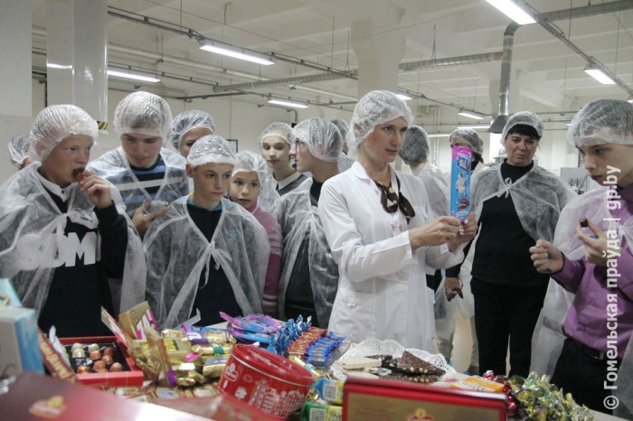 Профсоюзная акция для детей Улуковской вспомогательной школы–интерната прошла на фабрике 