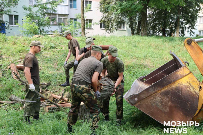 На Мозырщине военные помогают устранять последствия непогоды