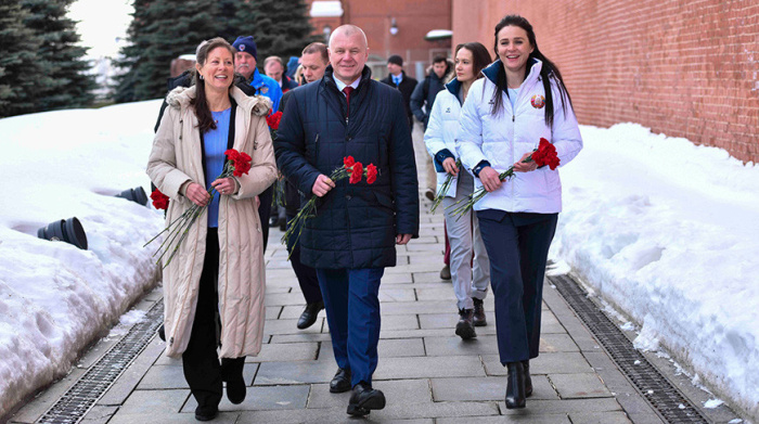 Василевская и Ленкова возложили цветы к местам захоронения Юрия Гагарина и Сергея Королева