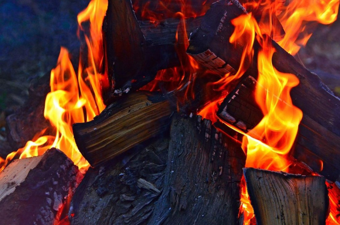 В Житковичах женщина разжигала костер и получила ожоги