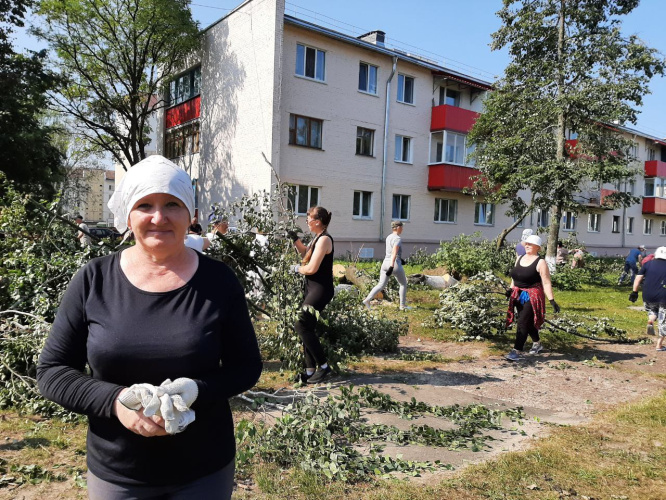 В Калинковичах к расчистке улиц от последствий стихии активно подключились добровольные дружины