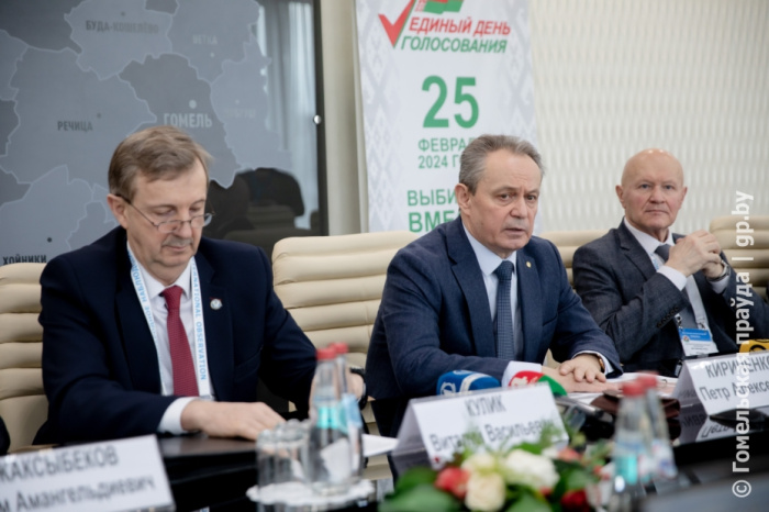 Глава облизбиркома Петр Кириченко провел встречу с международными наблюдателями