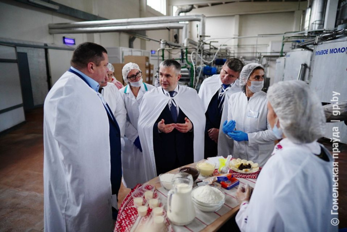 Губернатор пообщался с коллективом Октябрьского завода сухого обезжиренного молока. Речь шла о будущем предприятия 