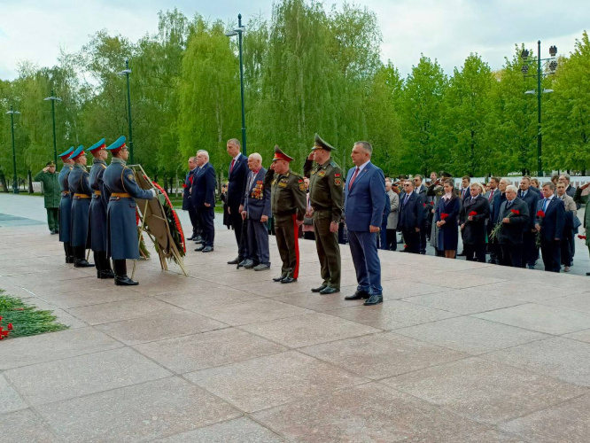 Бессмертный подвиг вне времени: губернатор Иван Крупко возложил цветы в Александровском саду