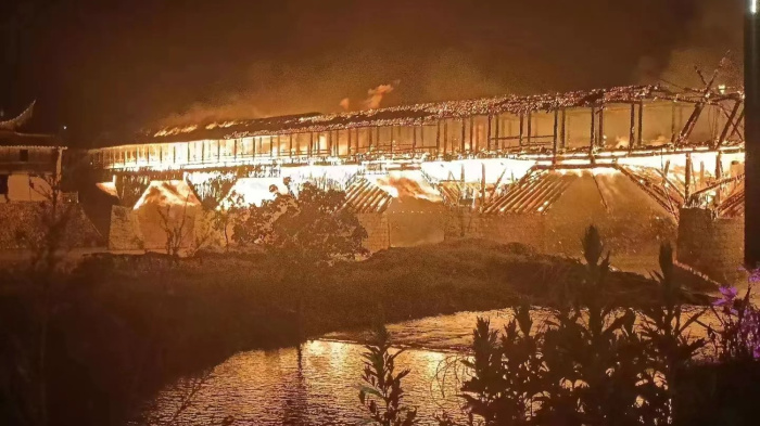 В Китае сгорел самый длинный деревянный мост