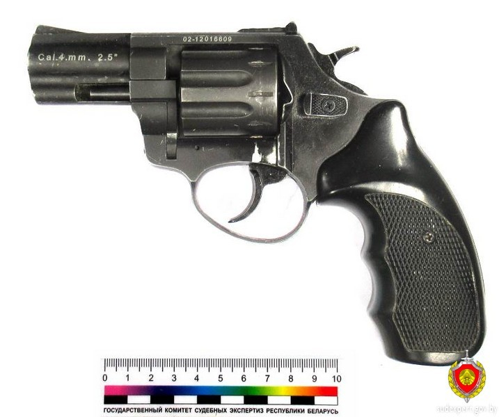 В Речице сотрудники милиции обнаружили револьвер, который принадлежал умершему хозяину дома