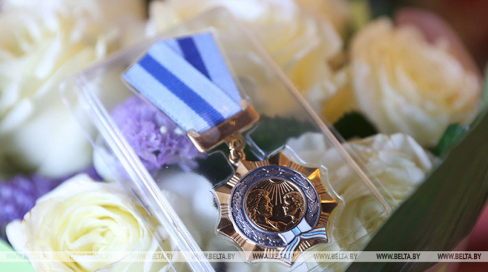 Орденом Матери награждены 186 жительниц пяти областей и Минска. Среди них - почтальон из Гомеля Марина Кудрявцева 