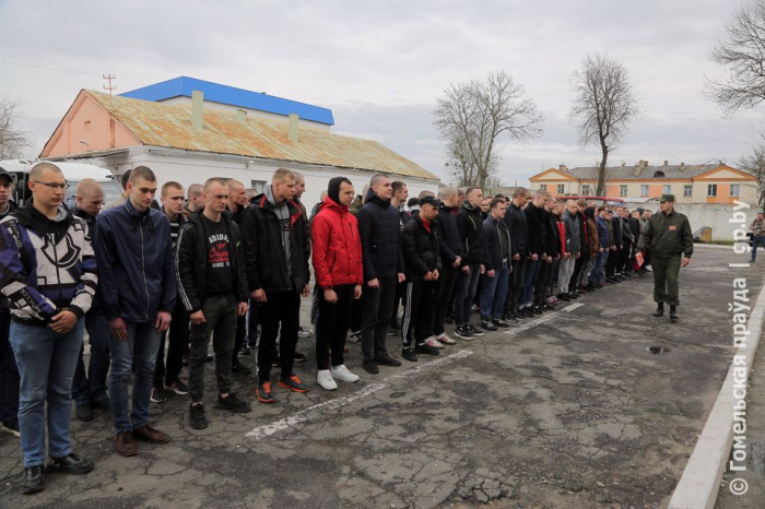 Около 100 призывников Гомельской области отправились на службу