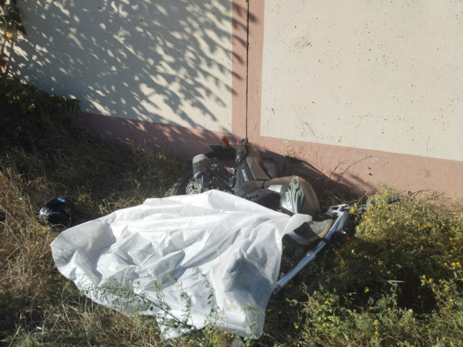 В Жлобине мотоциклист потерял сознание за рулем и врезался в бетонный забор
