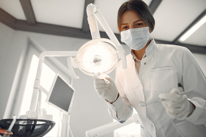 Из-за чего возникает пигментированный зубной налет — отвечает стоматолог