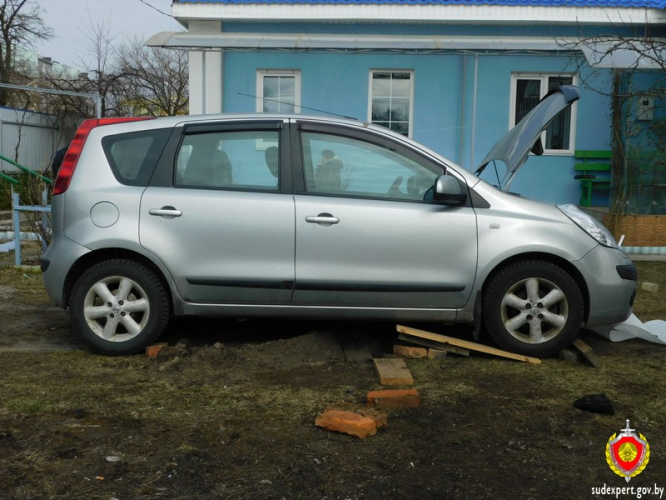 В Калинковичах во время ремонта автомобиль скатился с самодельных подпоров и придавил мужчину