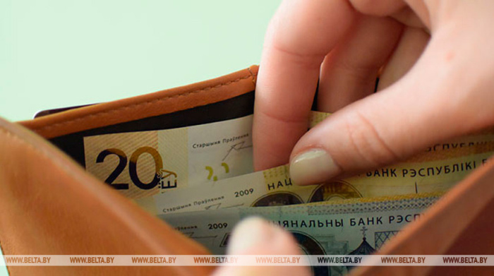 Средняя зарплата в Беларуси в мае составила 2219,2