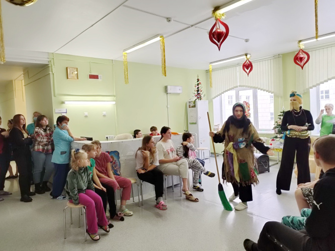Дарим радость! Юные волонтеры Гомельского медколледжа гастролируют с новогодним представлением по медучреждениям области