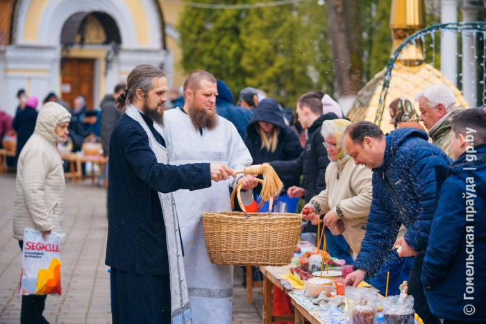 Православные верующие освящают пасхальную трапезу в Петро-Павловском кафедральном соборе