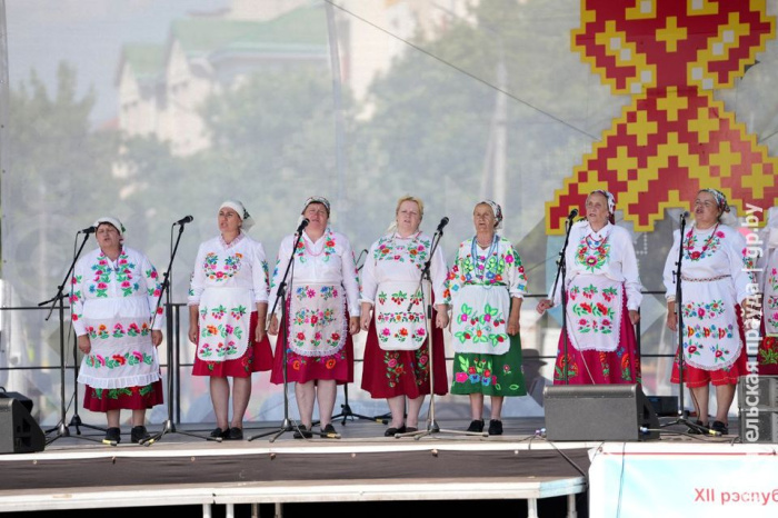 На главной сцене Октябрьского выступают фольклорно-этнографические коллективы