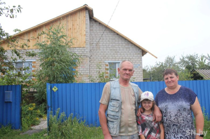 Крышу дома жителей деревни Чкалово восстановили работники ОАО «Светлогорский ЦКК»