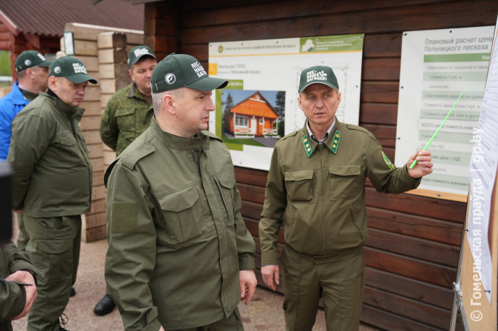 Дома для молодых специалистов и цветы для озеленения: «Лесной домик» в Гомеле посетил Иван Крупко