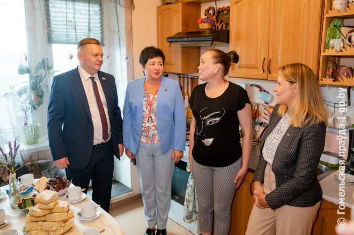 Не с пустыми руками. Заместитель председателя облисполкома Дмитрий Алейников посетил многодетную семью из поселка Юбилейный Гомельского района