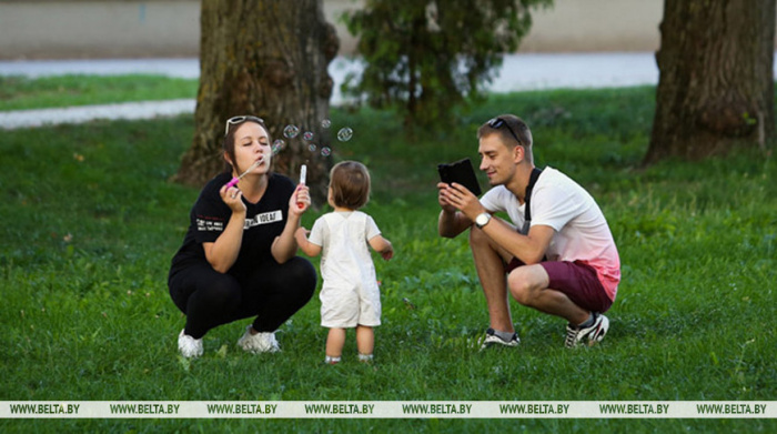 Соцопрос: наиболее значимые для белорусов ценности - здоровье, дети и семья