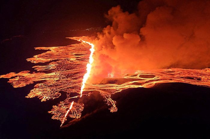 Вулкан в Исландии на полуострове Рейкьянес снова начал извержение